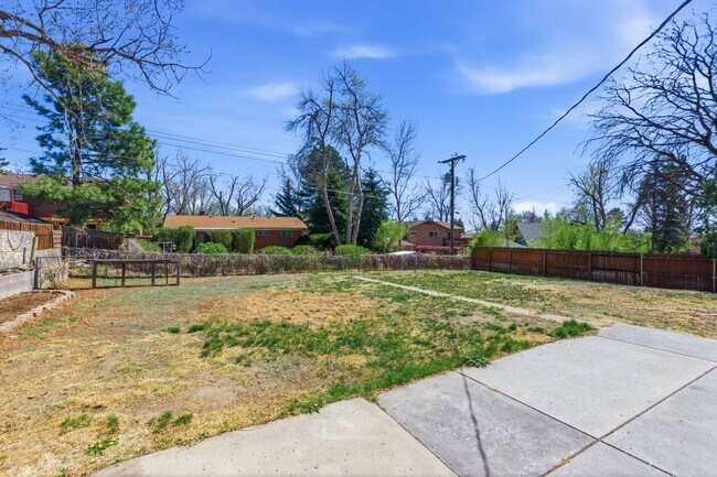 Building Photo - 1415 Holmes Dr