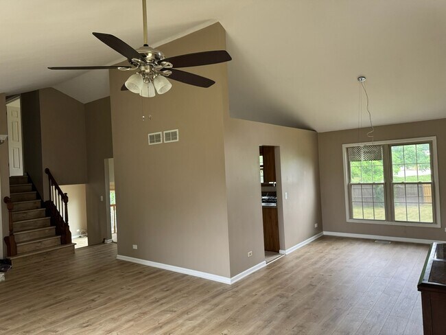 Building Photo - 2404 Kenmore Ct