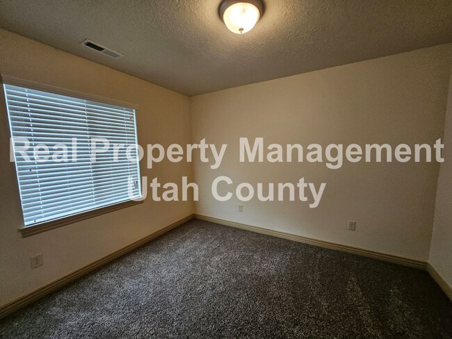 Building Photo - Orem Townhome Central to City Center