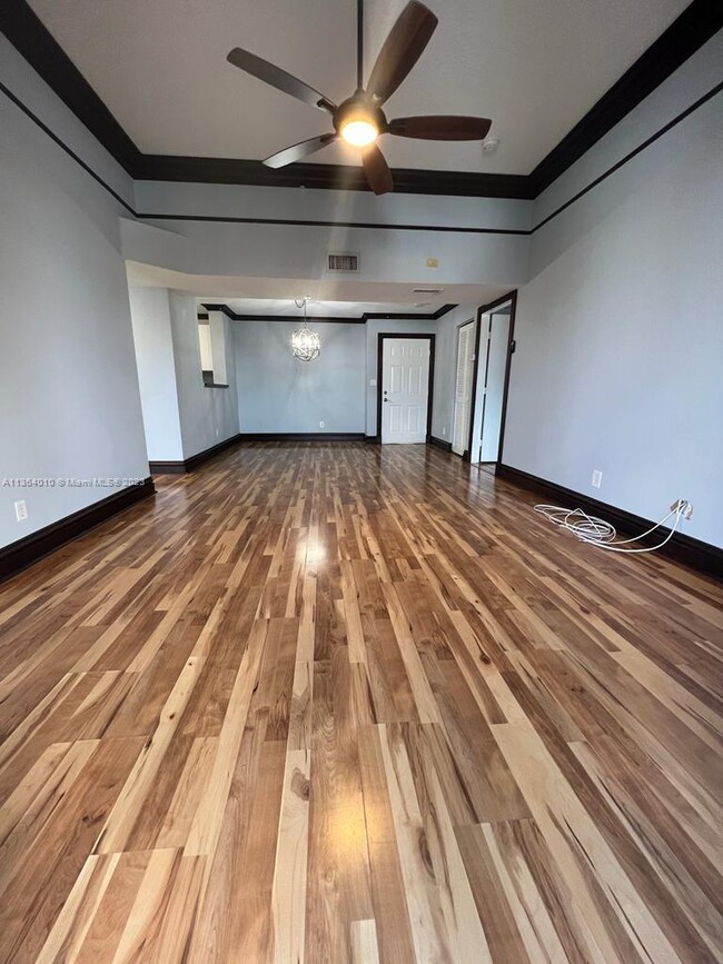 Building Photo - 649 E Sheridan St