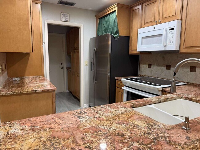 Building Photo - 423 Whispering Oaks Ct
