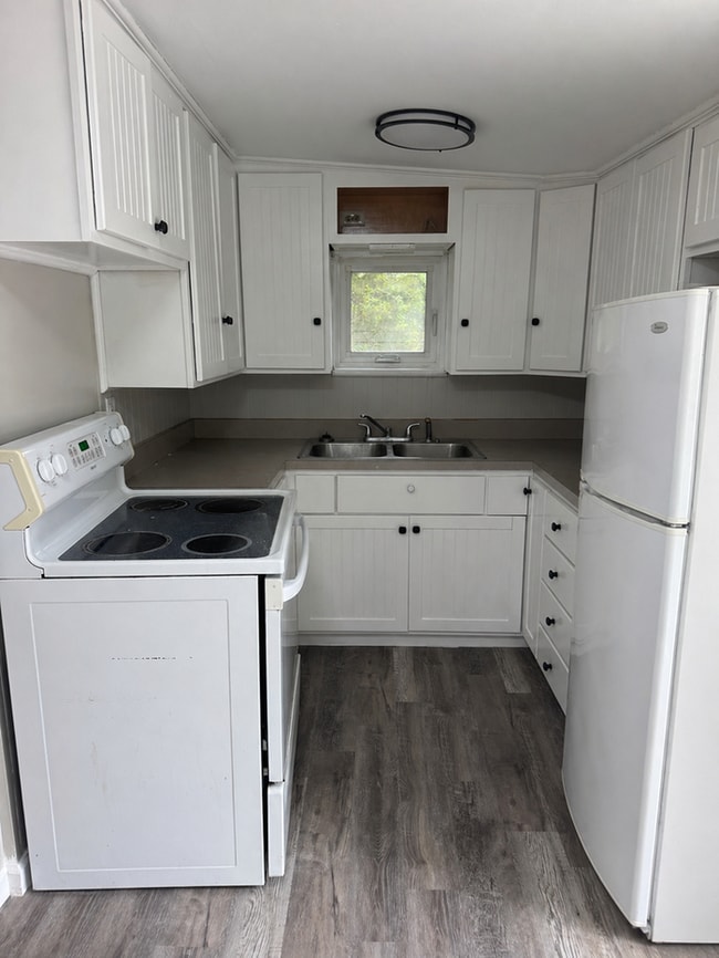Building Photo - Nice 2 bedroom ranch with lake access