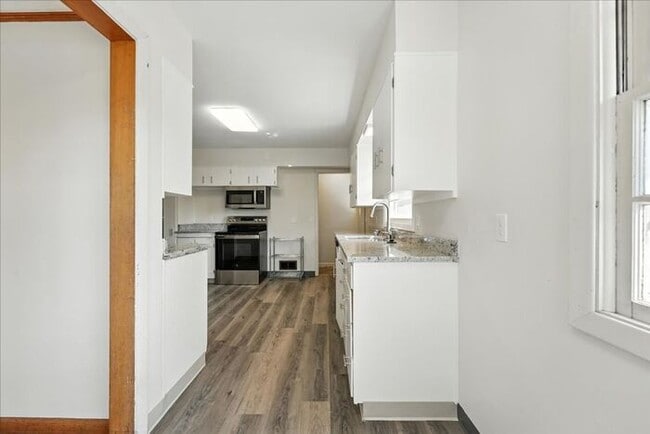 Building Photo - Spacious, Newly Renovated 5-Bedroom Home N...