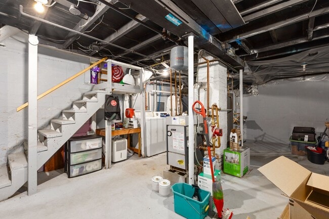 Building Photo - Cozy 3 bedroom, 1 Bathroom Home On Corner ...