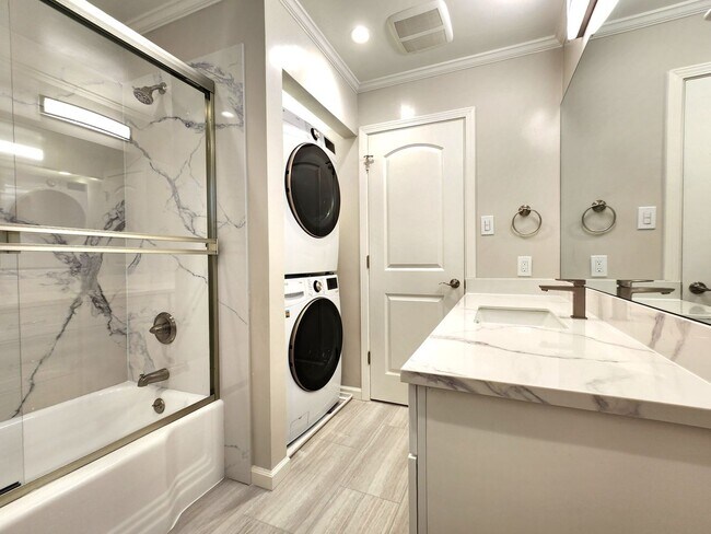 Building Photo - Updated 2 bedroom with in unit washer, dry...