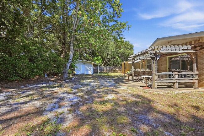 Building Photo - 338 Coral Dr SW