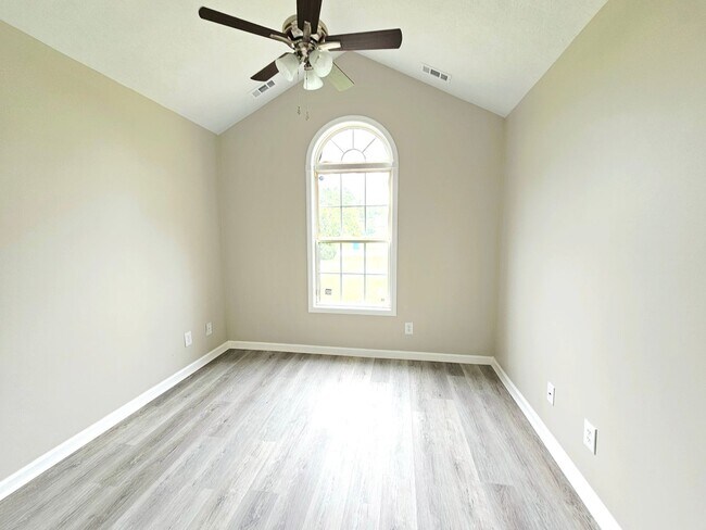 Building Photo - Move In Ready