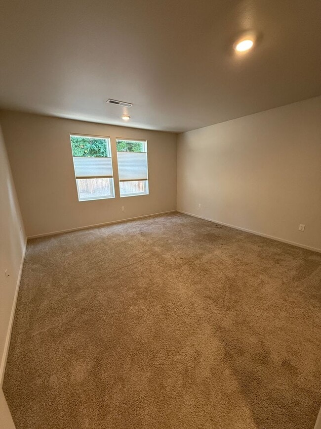 Building Photo - Beautiful 3 Bedroom 2 Bathroom Home Available Now