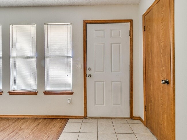 Building Photo - Adorable duplex in Norman