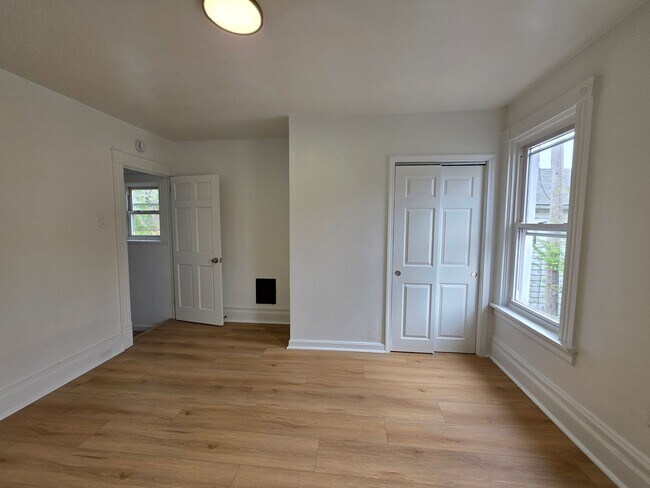 Building Photo - Space 3 bed 1 bath house for rent in Braddock!