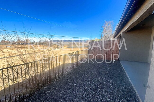 Building Photo - Beautiful 3-bedrooms, 2-baths duplex home ...