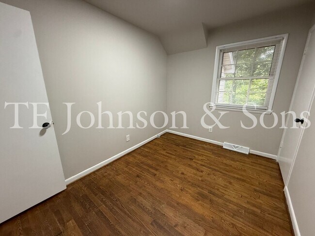 Building Photo - Charming 2 Bedroom Home with Hardwood Floors & Central A/C in Winston-Salem