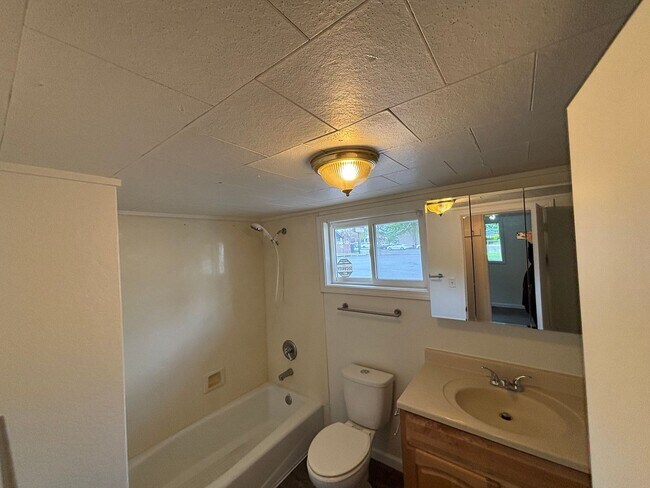 Building Photo - 547-R547 Mary St