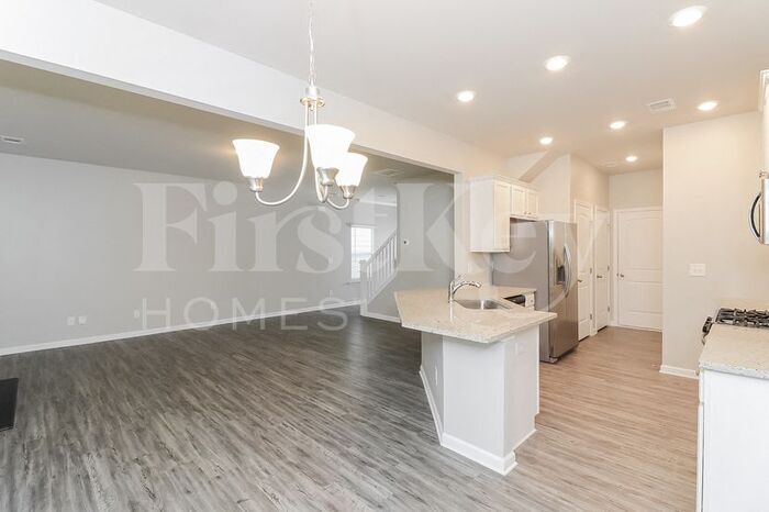 Building Photo - 305 Pinewood Dr