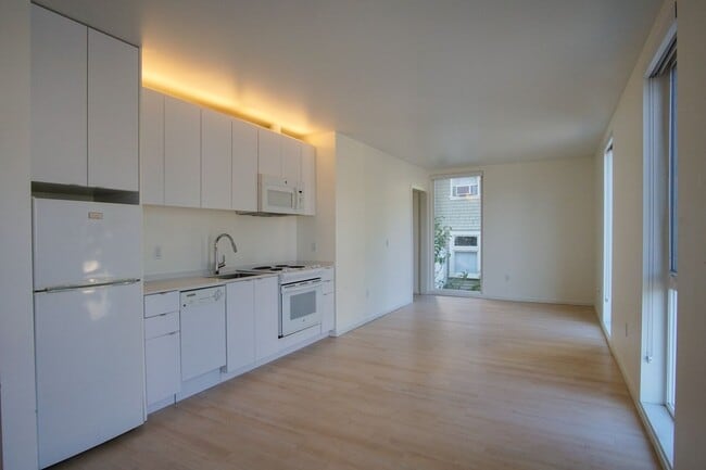 Building Photo - Modern 2-Bedroom w/Washer & Dryer Ready Late March!
