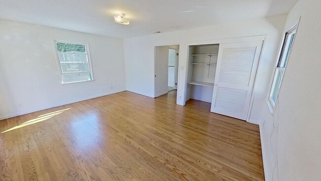 Building Photo - Desirable 3 Bedroom, 2 Bathroom house in S...