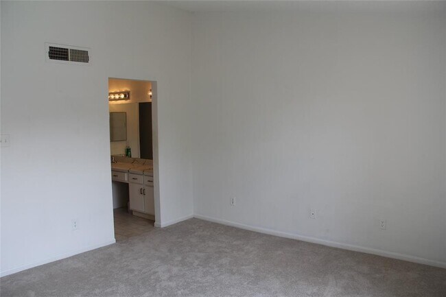 Building Photo - 11201 Lynbrook Dr