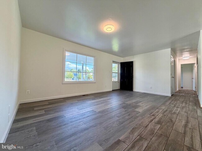 Building Photo - 606 W Beech Rd