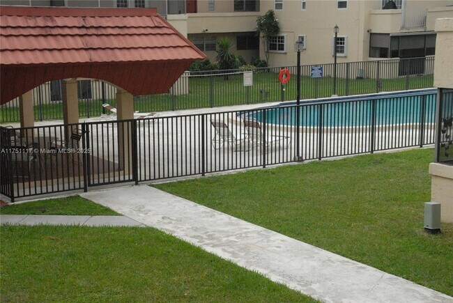 Building Photo - 10907 N Kendall Dr