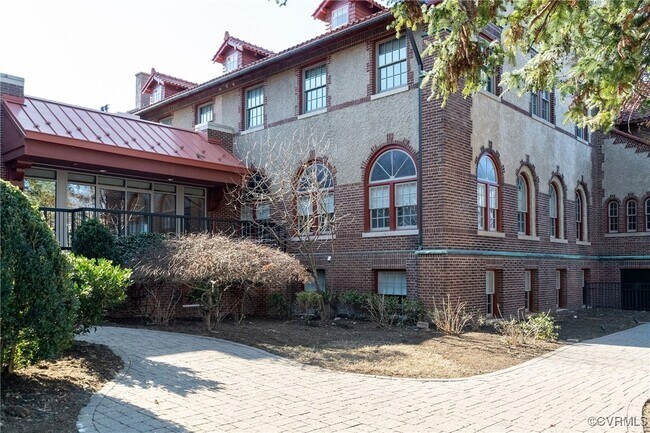 Building Photo - 3215 Stuart Ave