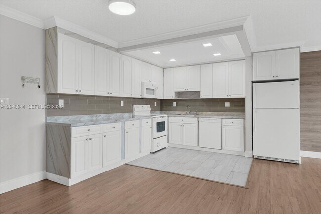 Building Photo - 1121 SW 122nd Ave