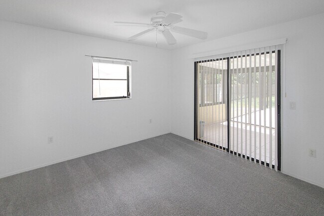 Building Photo - 832 Golf Dr