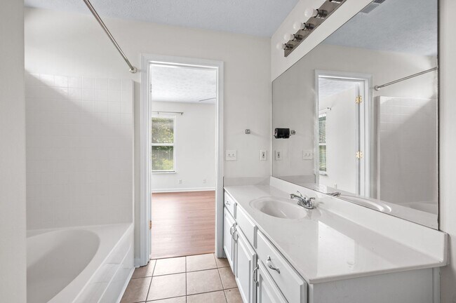 Building Photo - Awesome 4BE-Office/Bonus Room/ 2BA Home in...
