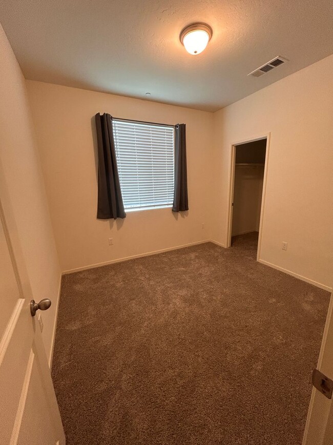 Building Photo - Don't miss this out 3 bedroom 2 bath with solar in Hanford!