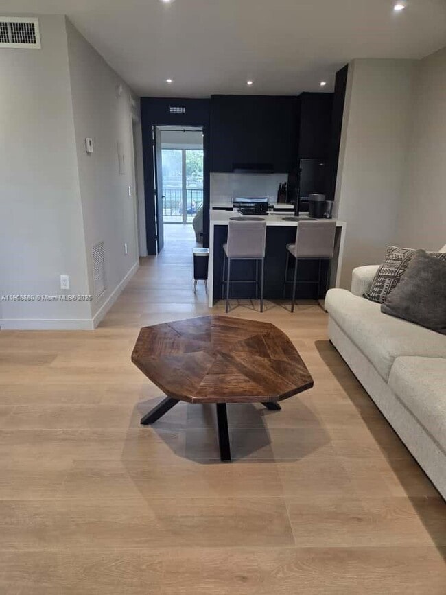 Building Photo - 10824 N Kendall Dr