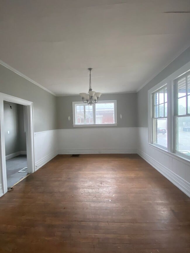 Building Photo - 4 bedroom 2.5 bath house with bonus room