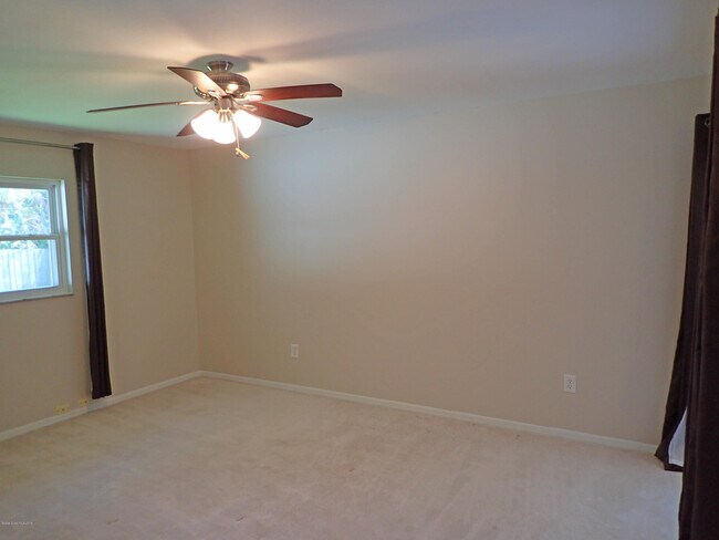 Building Photo - 525 Hidden Creek Dr