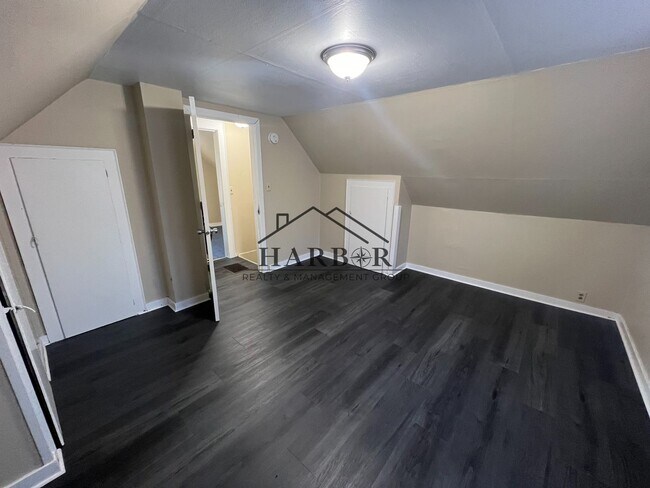 Building Photo - 804 12th Ave SW