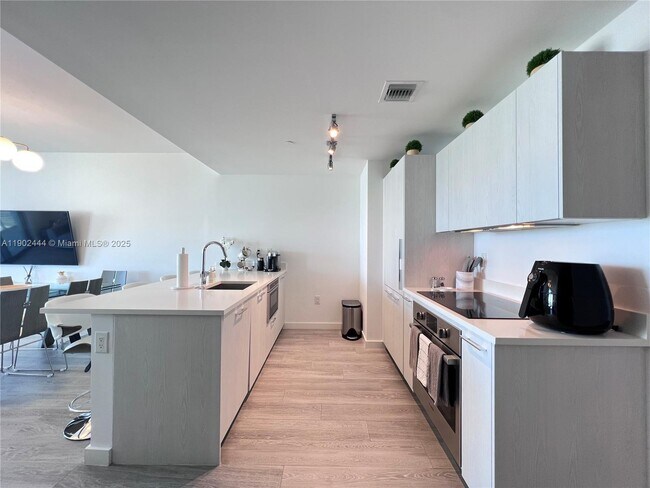 Building Photo - 501 NE 31st St