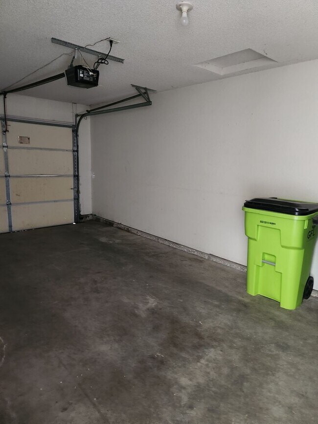 Building Photo - Nice 2 bedroom 2 1/2 bath Town house