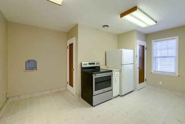 Building Photo - Charming 2 Bedroom With Spacious Living In Benson!!