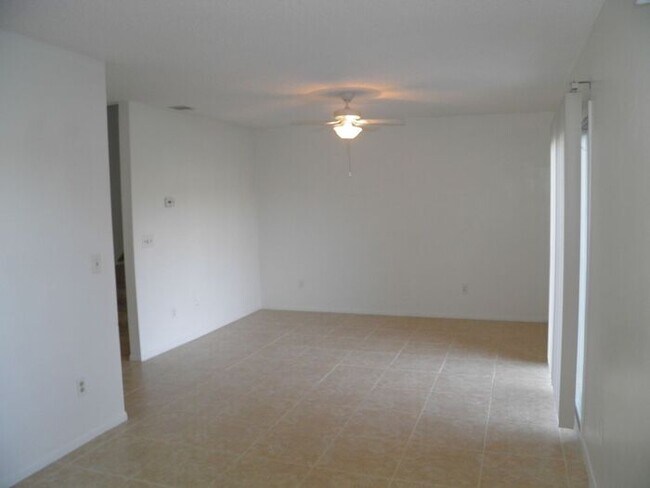 Building Photo - Townhome in Chelsea Square