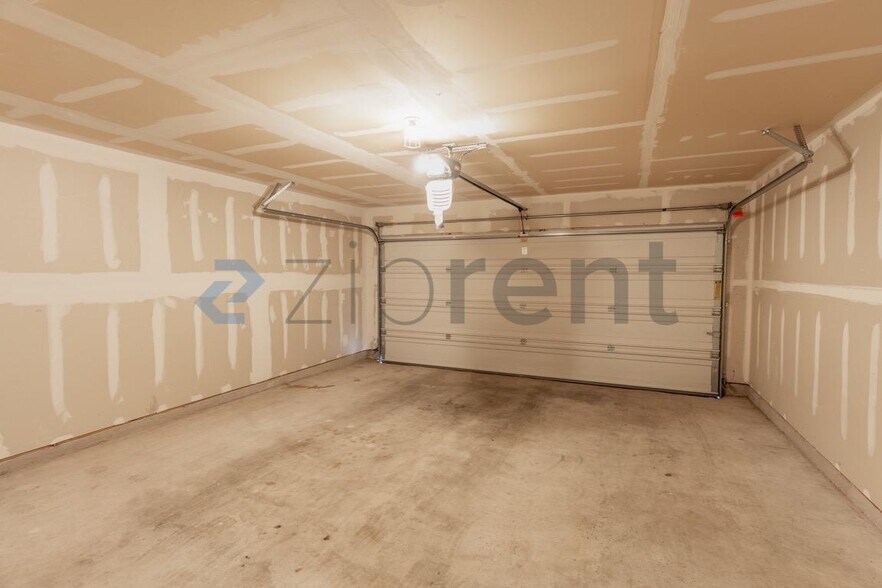 Building Photo - Unit