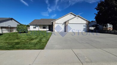 Building Photo - Spacious Home with Large Garage!