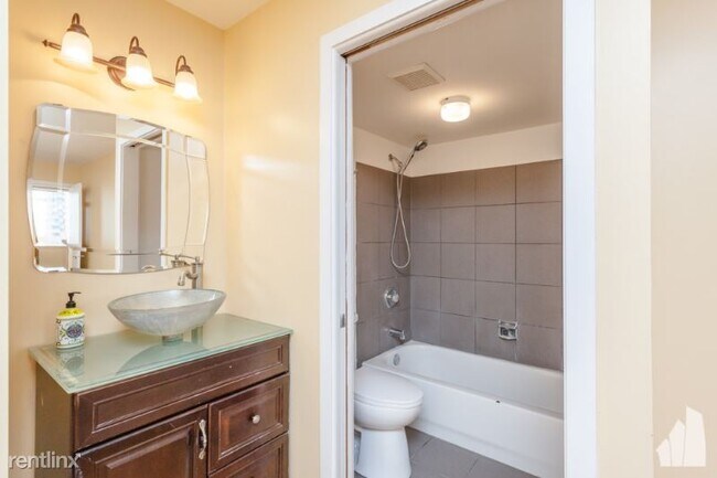 Building Photo - 8735 W Catherine Ave