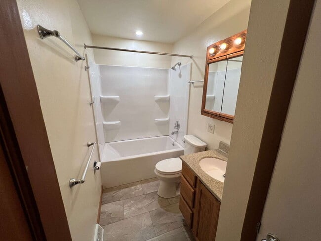 Building Photo - Newly Remodeled 3 Bedroom 1 Bathroom Singl...