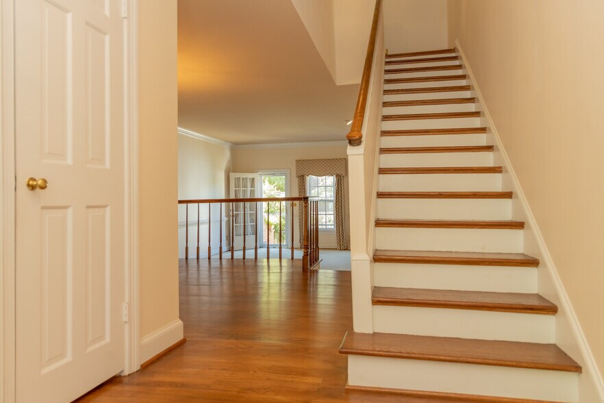 Building Photo - 817 Botetourt Gdns