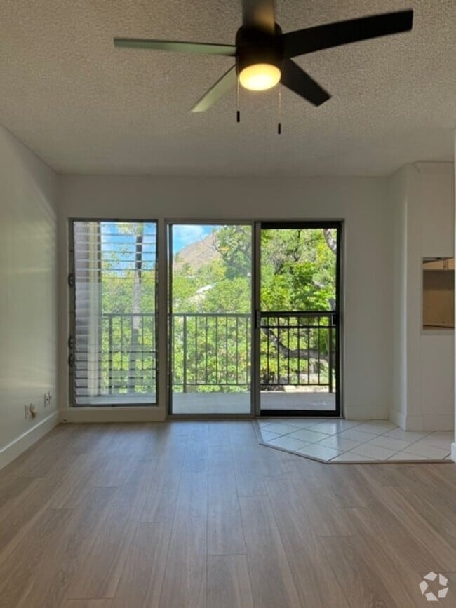 Building Photo - Renovated Studio with parking near Diamond...