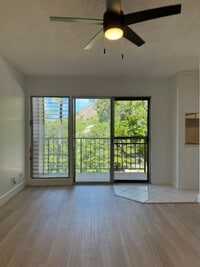 Building Photo - Renovated Studio with parking near Diamond...