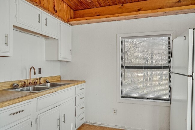 Building Photo - Lakeside Charm: Cozy 2-Bedroom Duplex in Rogers!