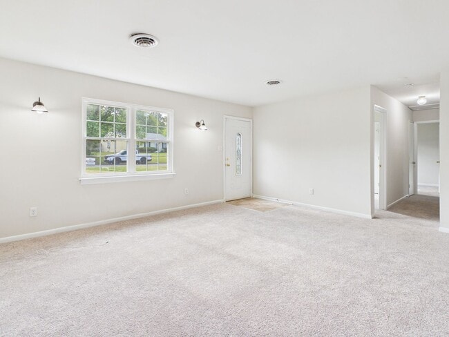 Building Photo - 2336 Sara Ln