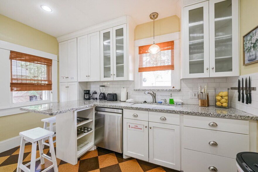 Building Photo - 1305 Beverly St