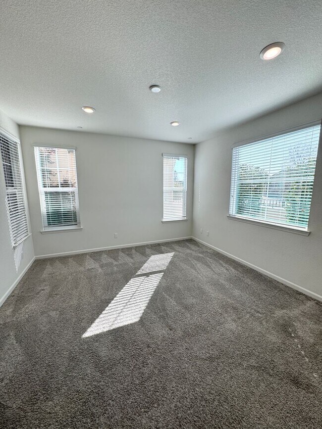 Building Photo - 3 Bed / 2.5 Bath Solar Home with Patio – Roseville – Available Now SEE VIDEO