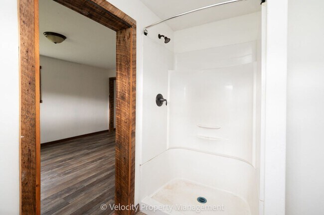 Building Photo - Charming Country Home!