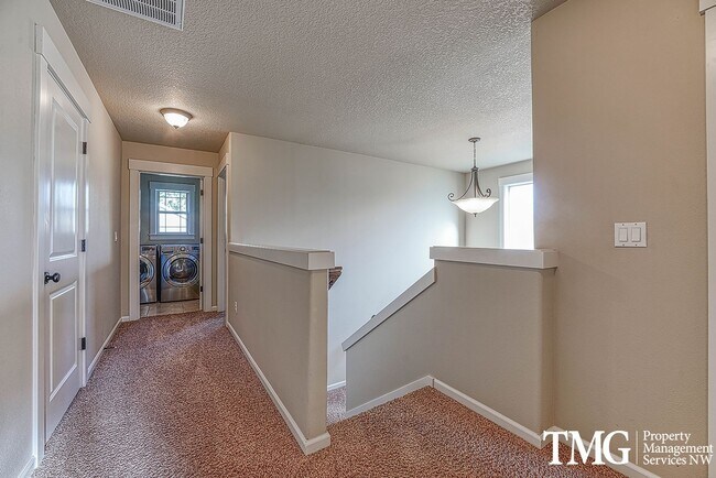 Building Photo - Stylish Beaverton Home with Built-ins, Open Layout & Private Backyard