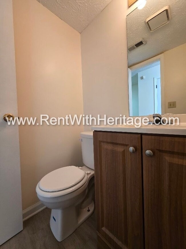 Building Photo - Amazing 3 bedroom, 2.5 bath townhome/ Great Roommate Floorplan / Great Location